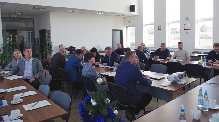 Obrady Łódzkiego Zespołu PDO, członkowie zespołu uważnie słuchają sprawozdania z realizacji PDO w 2022 roku. Uczestniczący w obradach zasiadają przy stołach konferencyjnych